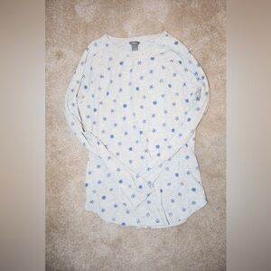 Eddie Bauer White Long Sleeve Sleep Shirt with Blue Snowflake Pattern